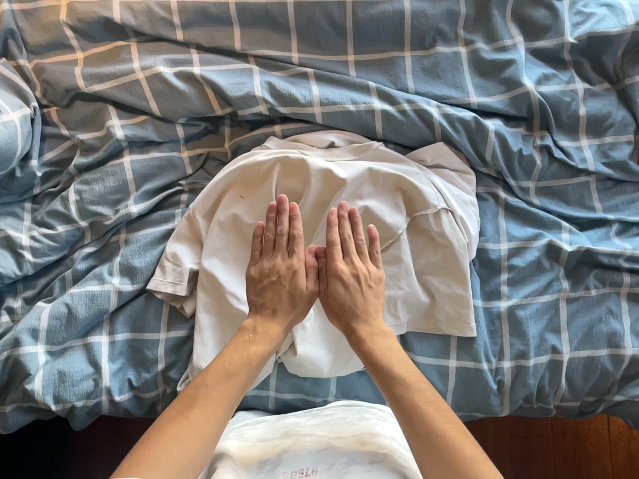 卧室叠衣服 视频第一帧封面