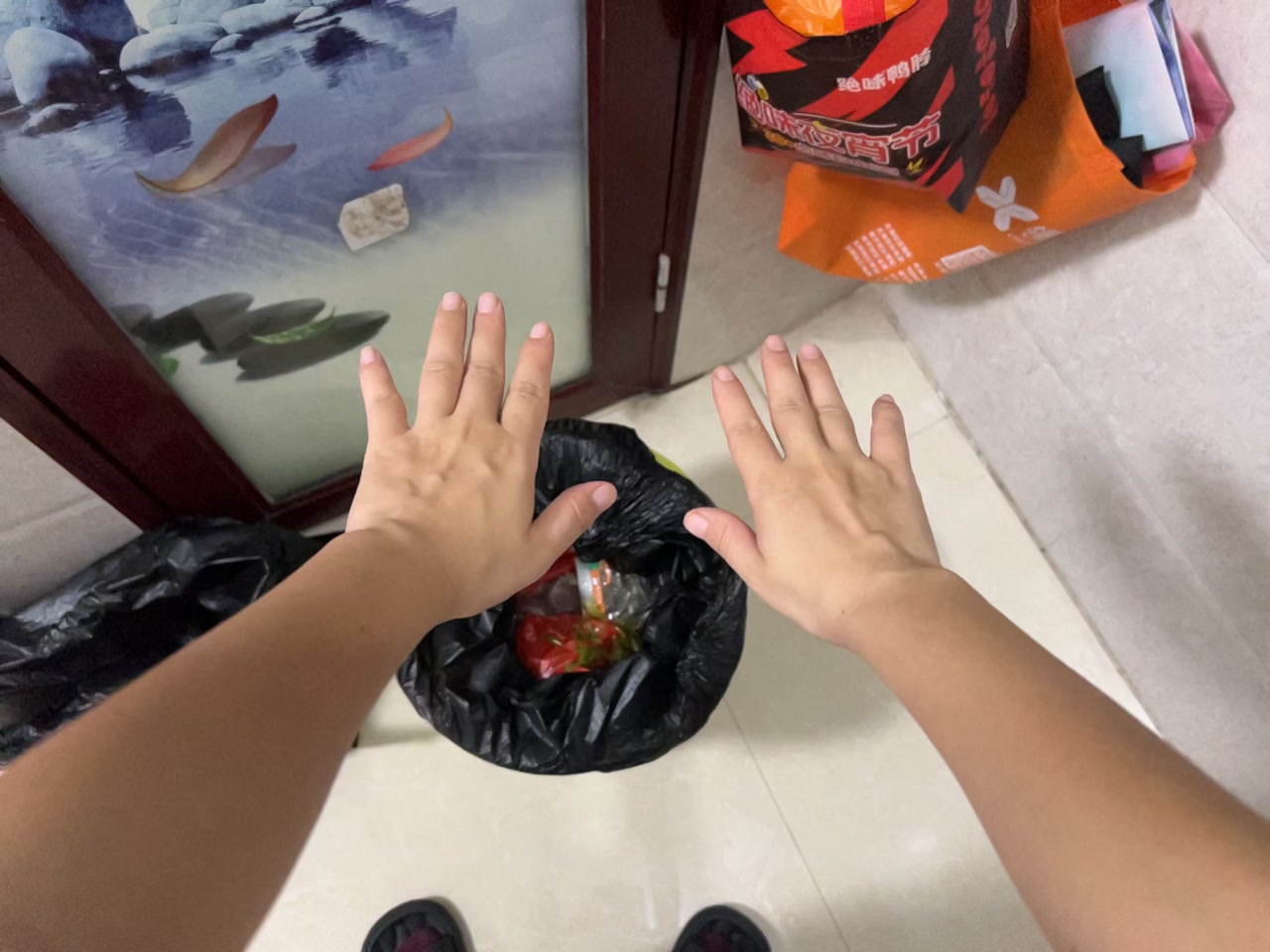 厨房换垃圾袋 视频第一帧封面