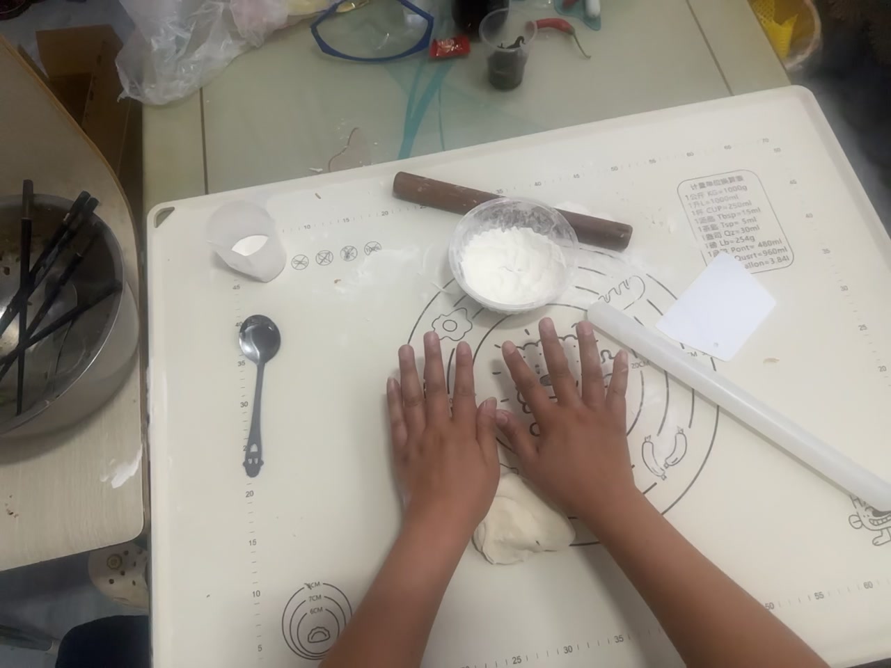 厨房擀面皮 视频第一帧封面