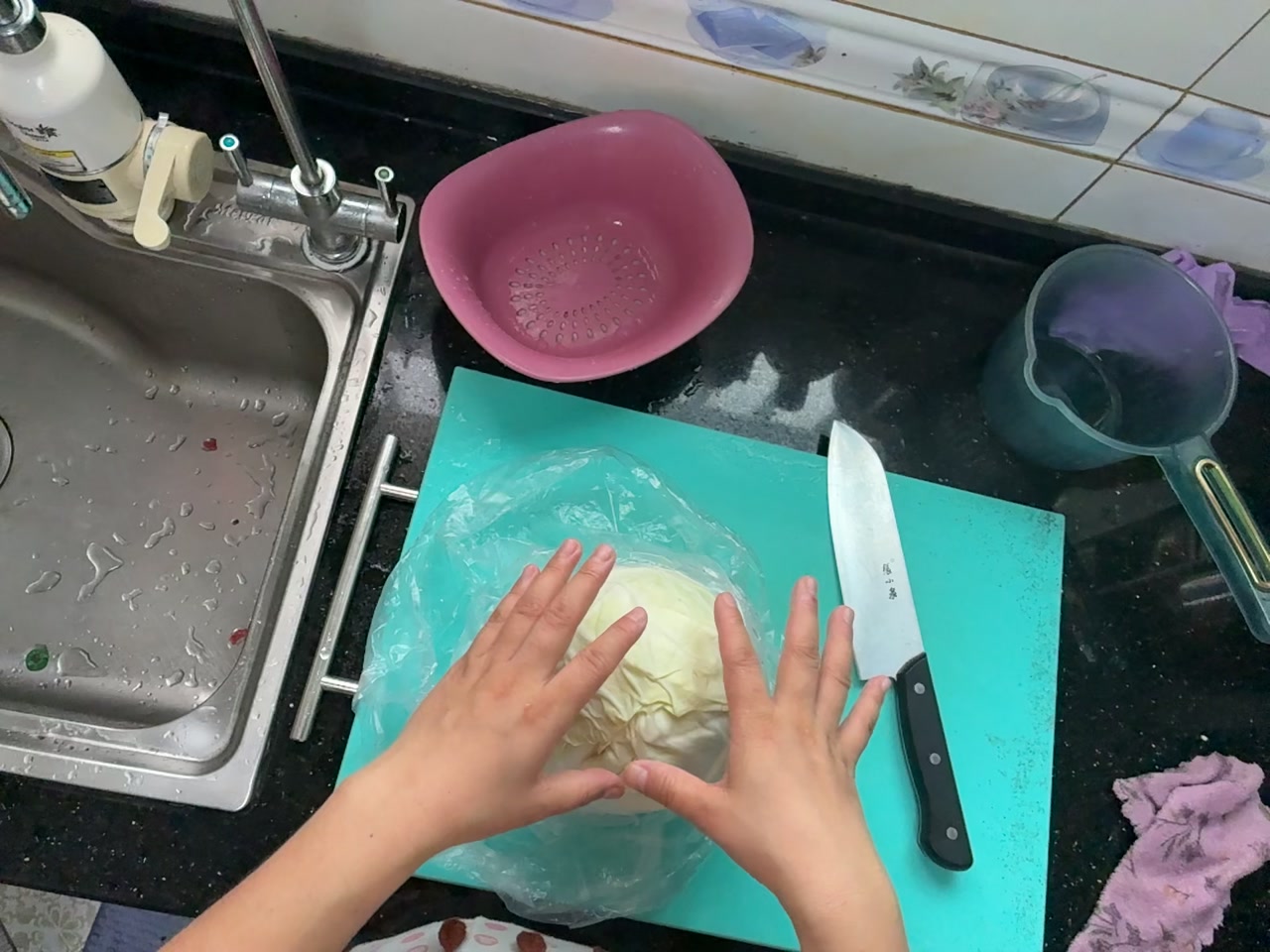 厨房洗切卷心菜装盆 视频第一帧封面