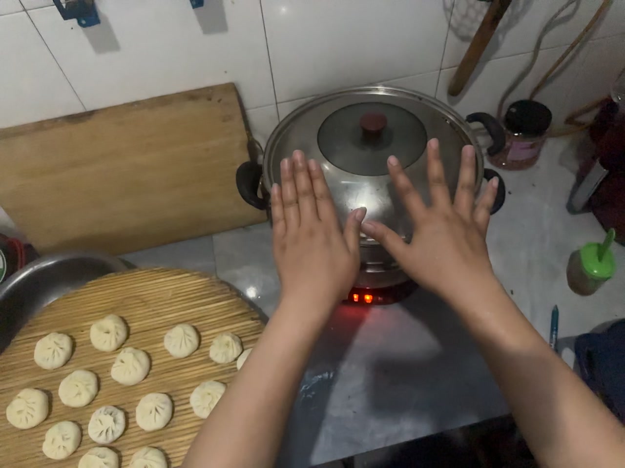 厨房蒸包子 视频第一帧封面