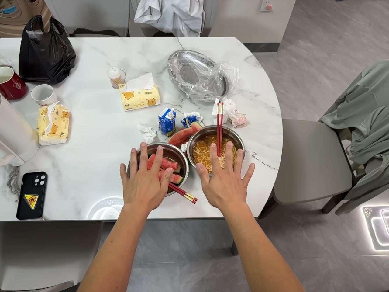 客厅收拾碗筷 视频第一帧封面