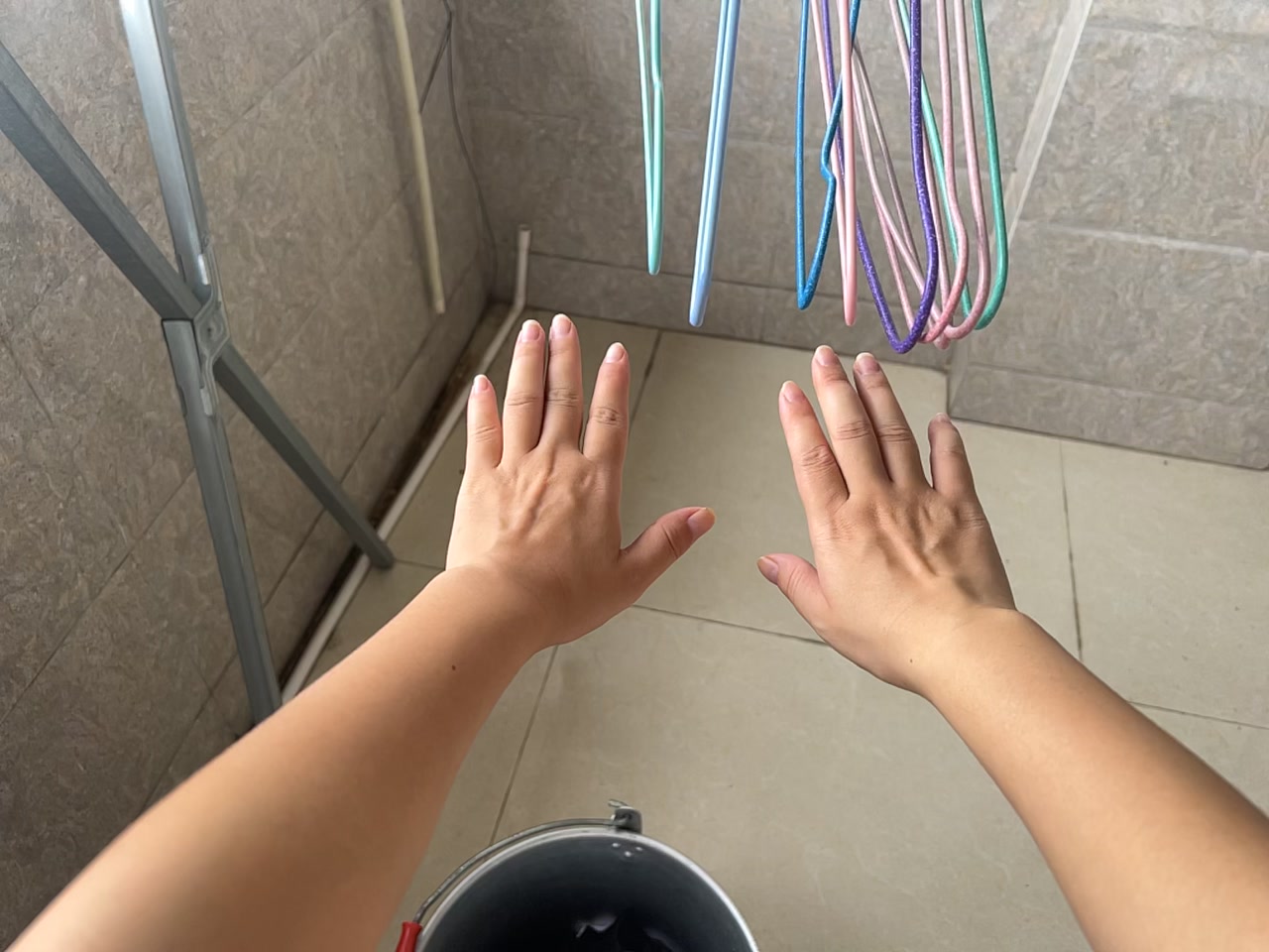 阳台晾晒衣服 视频第一帧封面