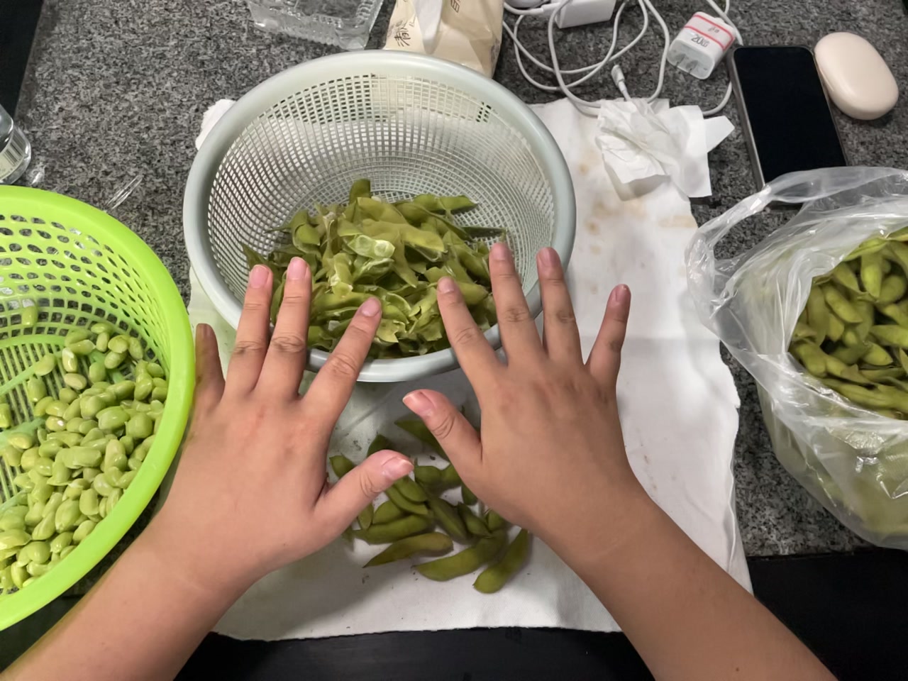 餐厅剥毛豆 视频第一帧封面