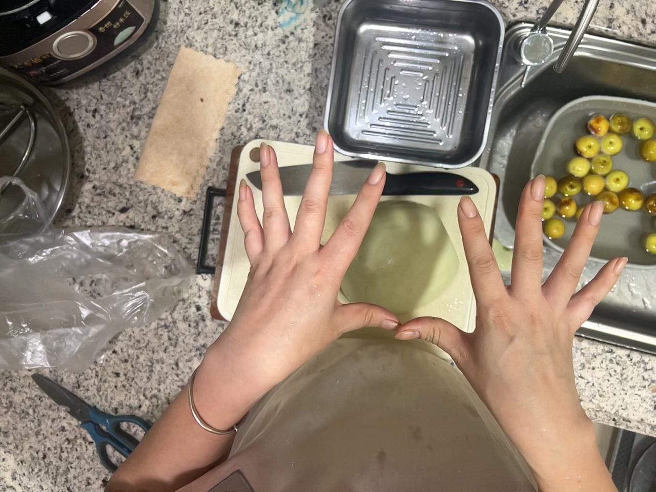 厨房切香瓜 视频第一帧封面