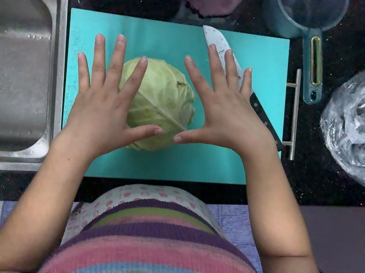 手撕与清洗卷心菜 视频第一帧封面
