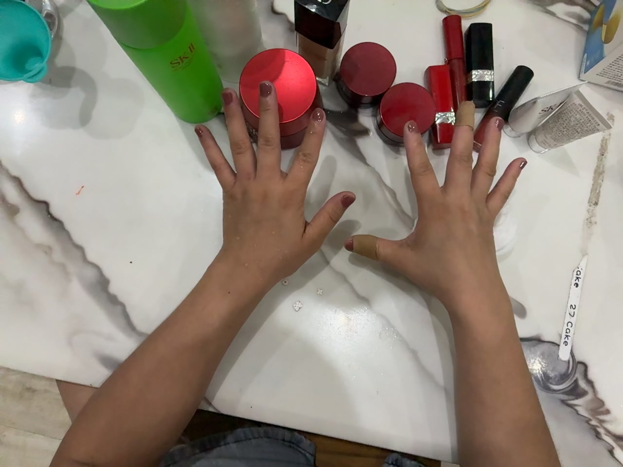 擦拭化妆品瓶 视频第一帧封面