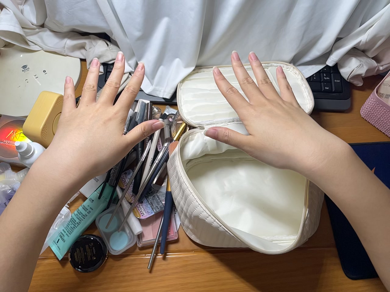 整理化妆包 视频第一帧封面