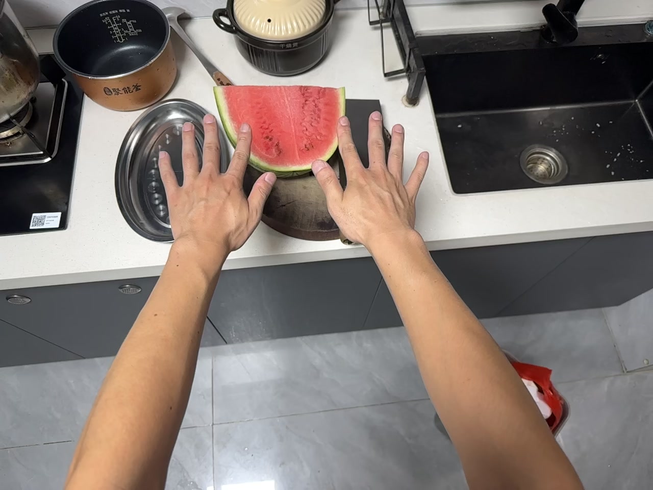 厨房切西瓜 视频第一帧封面